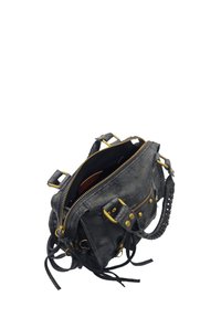 Sac en cuir noir avec quincaillerie dorée, fermeture à glissière et détails à franges. Il présente une forme structurée avec des poignées doubles et des poches intérieures.