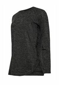 Donkergrijze longsleeve top van textuurstof, met een gebogen zoom en drie zwarte knopen langs de zijkant voor detail.