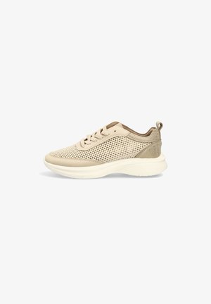 Zapatilla ligera beige con parte superior de malla, cierre de cordones, suela acolchada y lengüeta en el talón para facilitar su puesta.