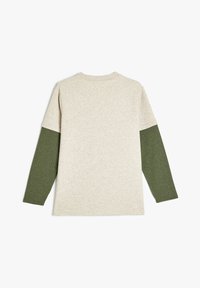 Langärmliges T-Shirt mit einem hellbeigen Körper und dunklen grünen Ärmeln. Hergestellt aus weichem Stoff mit glatter Textur und einem Rundhalsausschnitt.