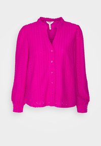 Fuchsia blouse met knoopsluiting, gemaakt van een gestructureerde, patroonstof, met een mandarijnkraag en lange, pofmouwen.