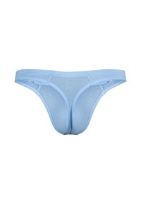 Hellblaue, niedrig sitzende Unterwäsche im Bikini-Stil mit elastischem Bund und sichtbaren Nähten auf glattem Stoffhintergrund.