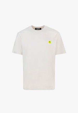 T-shirt bianco in cotone con scollatura rotonda, maniche corte e una piccola grafica di una faccina sorridente gialla nella parte sinistra del petto.