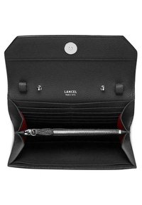 Portefeuille en cuir noir avec une finition texturée, comportant plusieurs emplacements pour cartes, un compartiment zippé et une doublure intérieure rouge.