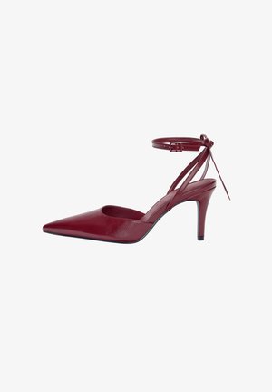 Burgundy keinokkal kengän, jossa on terävä kärki, avoimet sivut ja nilkkaremmi. Ominaisuuksiin kuuluu tyylikäs muotoilu ja sileä rakenne.