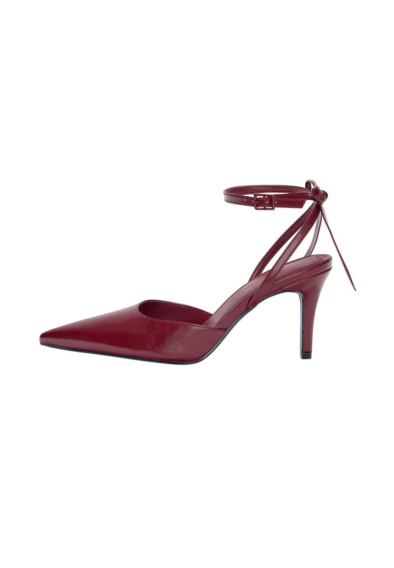 Burgundy läder högklackad sko med spetsig tå, öppna sidor och ankelrem. Har en elegant design och slät yta.