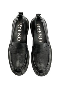 Czarne skórzane mokasyny o gładkim wykończeniu, z przednim paskiem i detalami w postaci przeszyć. Lekka konstrukcja z teksturowaną wkładką.