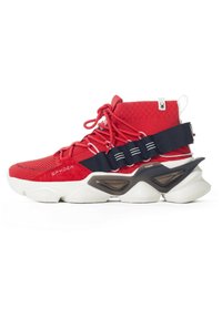 Zapatilla alta roja con suela gruesa blanca, correa negra con hebillas, parte superior de punto, logo "SPYDER" y emblema de araña en la parte del tobillo.