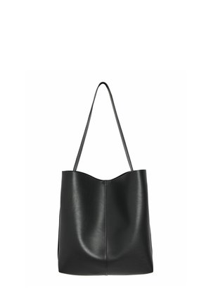 Zwart leren totebag met een enkele centrale naad en twee lange schouderbanden, minimalistisch ontwerp op een witte achtergrond.