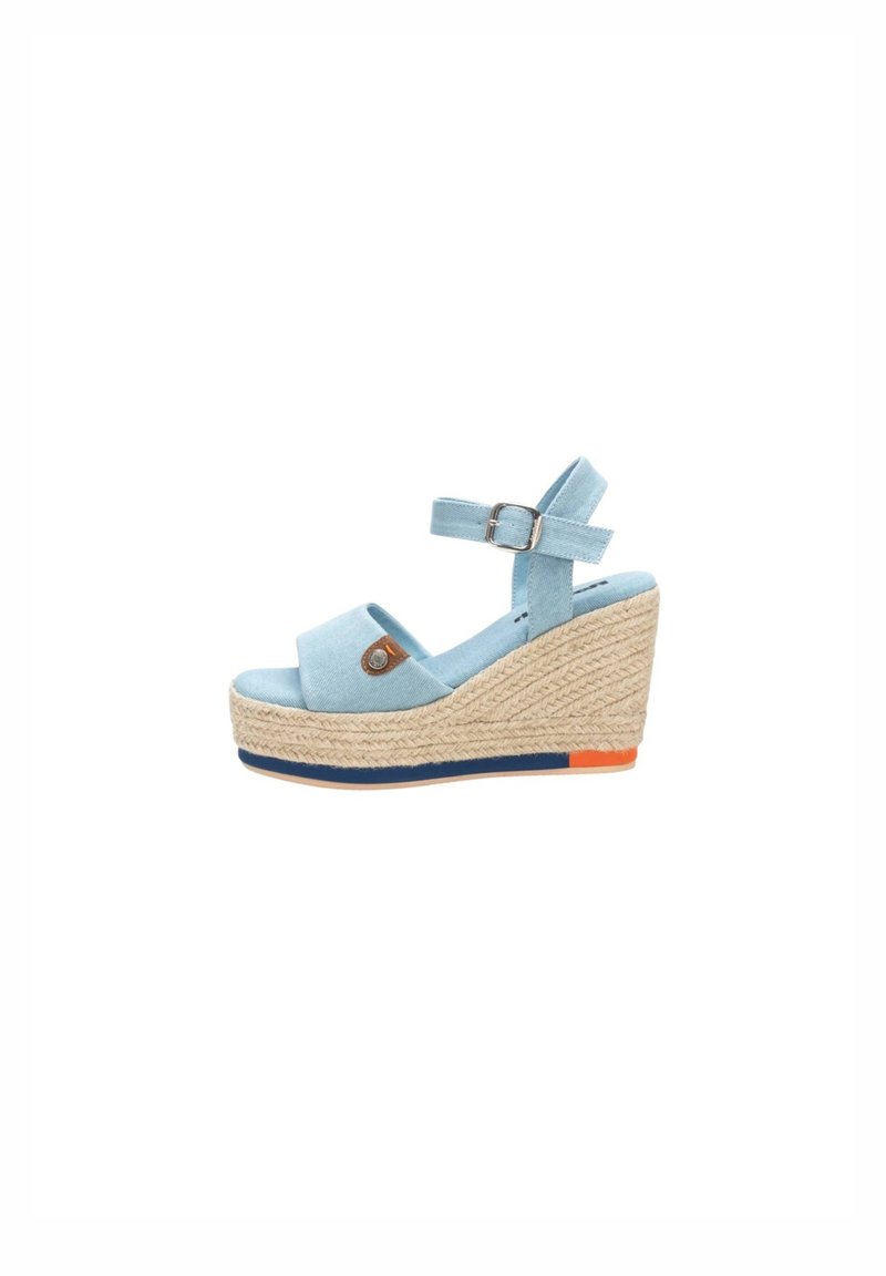 Sandalo a zeppa blu chiaro con tomaia in denim, cinturino alla caviglia regolabile e piattaforma in juta intrecciata con un accento colorato vicino alla suola.