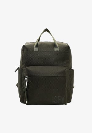 Ciemnozielony plecak z tkaniny o teksturowanej powierzchni, z dwoma uchwytami na górze, przednią kieszenią na zamek oraz detalem z logo w prawym dolnym rogu.