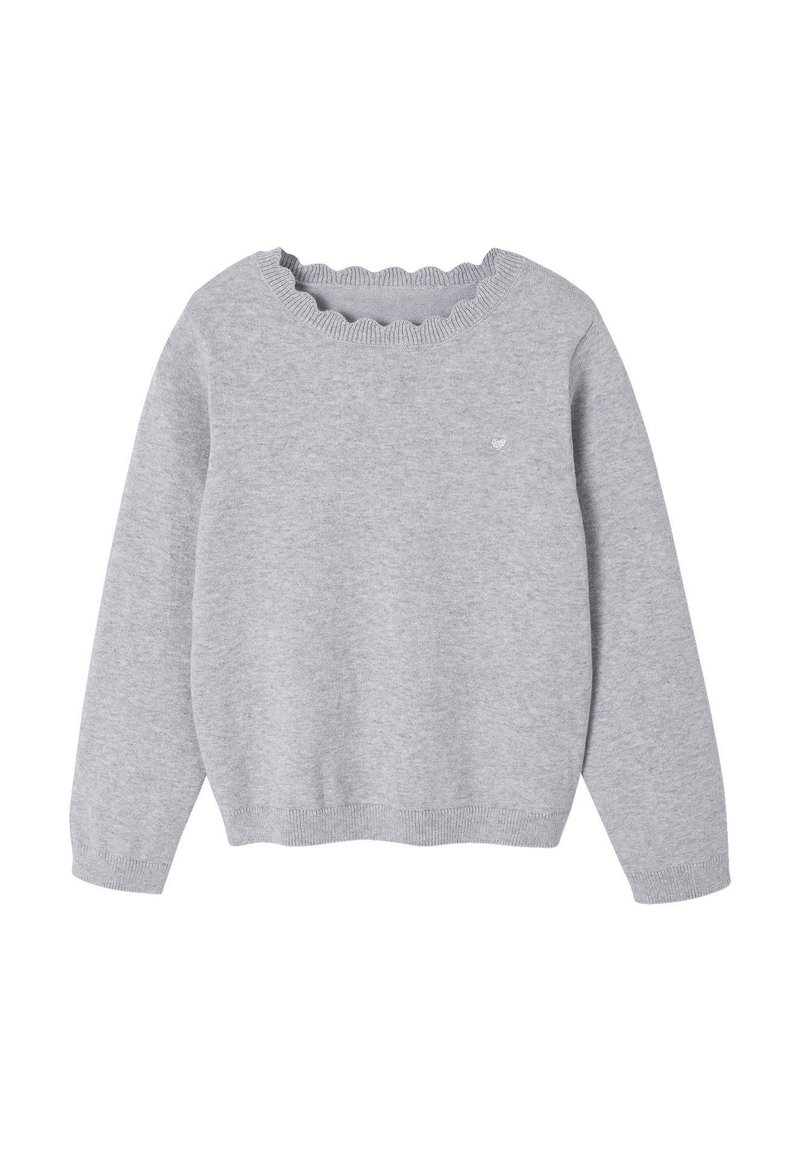 Grauer Pullover aus weichem Stoff, mit gewelltem Ausschnitt, langen Ärmeln und einem einfachen bestickten Design auf der Brust.