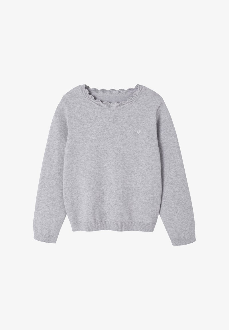 Grauer Pullover aus weichem Stoff, mit gewelltem Ausschnitt, langen Ärmeln und einem einfachen bestickten Design auf der Brust.