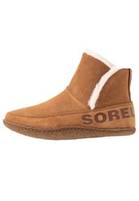 Braune Wildleder-Stiefelette mit weißem Kunstpelzfutter und braunem Bedruckungsbranding. Glatte Textur mit runder Spitze und gestickten Details.