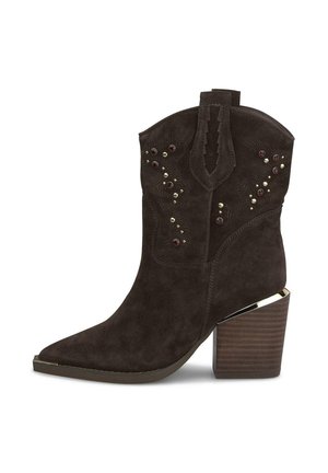 Bota vaquera de ante marrón oscuro con puntera puntiaguda, tachuelas decorativas, lengüeta para tirar y tacón de bloque de madera apilada con detalle metálico.