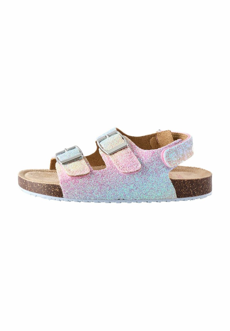 Glitzernde rosa und blaue Sandalen mit offener Zehenpartie, zwei verstellbaren Riemen, silbernen Schnallen und einem braunen Korkfußbett für Komfort.