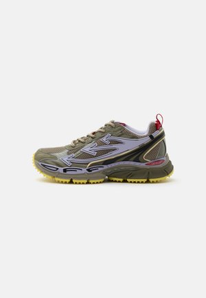 Olivgrüner und grauer Sportschuh mit gelber Sohle, weißen Pfeildesigns, rotem Zuglasche und Mesh-Stoffakzenten auf weißem Hintergrund.