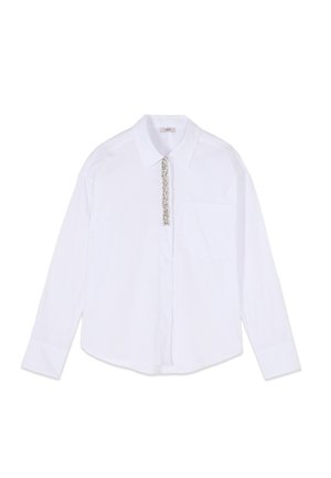 Camisa blanca de manga larga con cuello, bolsillo en el pecho delantero y una fila vertical de adornos decorativos plateados a lo largo de la tapeta de botones.