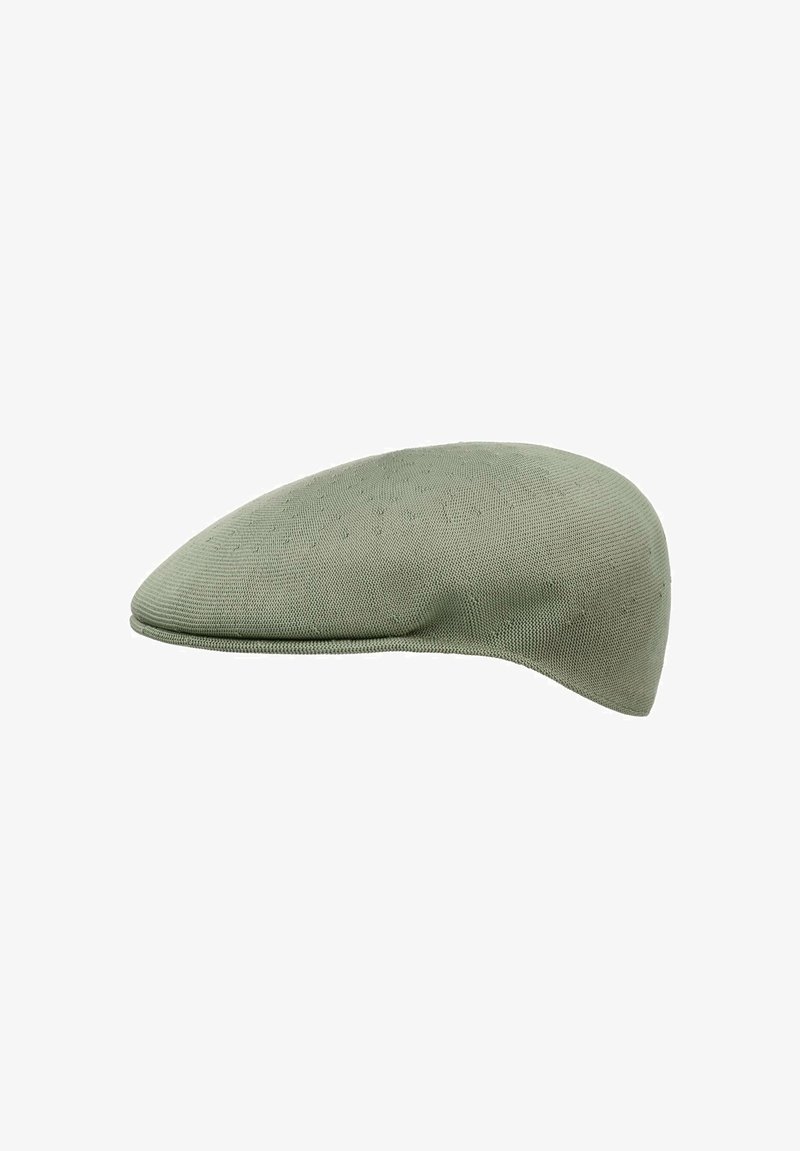 Cappello piatto verde realizzato in tessuto testurizzato, forma arrotondata con una finitura liscia e una leggera lucentezza, caratterizzato da un motivo cucito sulla superficie.