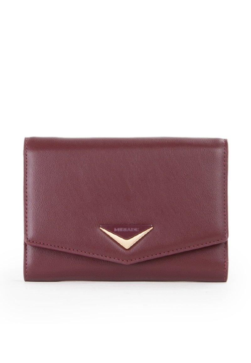 Portafoglio in pelle bordeaux con un accento triangolare in tonalità oro, design a pattina e dettagli di cucitura sottili, compatto e di forma rettangolare.
