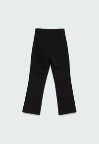 Pantalons noirs ajustés avec une coupe droite, présentant une taille épurée et sans motifs ni détails matériels visibles.