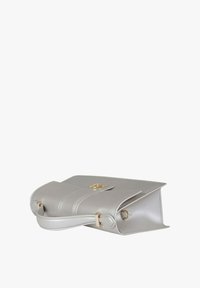 Borsa a mano in pelle argento con design strutturato, dotata di manico superiore, dettagli in oro e cuciture sulla parte anteriore.