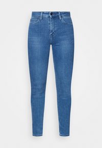 Slim-fit niebieskie dżinsy o średnim stanie, klasyczny pięciokieszeniowy krój oraz delikatne wyblaknięcia na nogawkach. Elastyczna tkanina dla wygody.