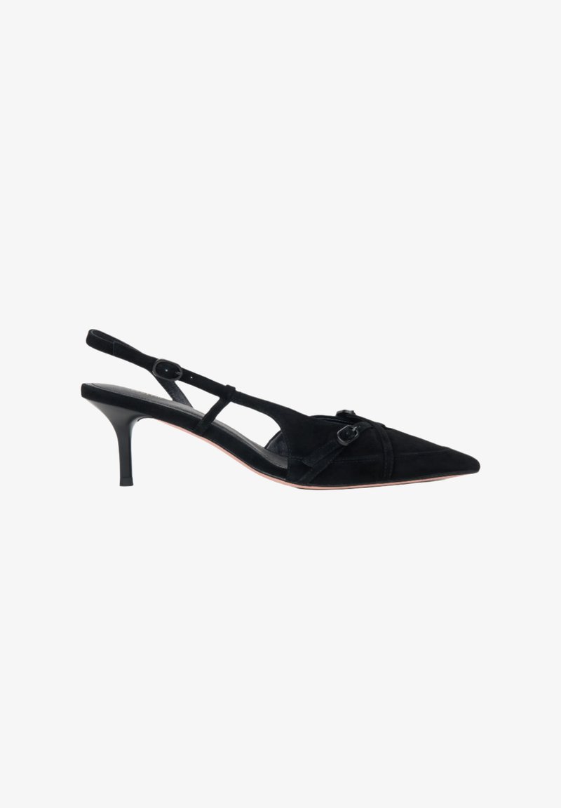 Zwarte suède slingback hakken met een spitse neus, dunne hak en kruislings riemontwerp. Voorzien van een decoratieve gespaccent.