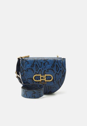 Torba typu crossbody w niebiesko-czarny wzór skóry węża, z pozłacanym zapięciem i logo "Guess", z szerokim regulowanym paskiem.