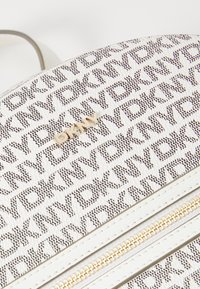 DKNY BRYANT AVE BACKPACK - Hátizsák - putty/marshmallow