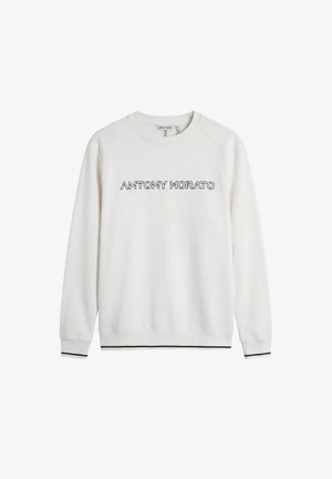 Felpa bianca con collo rotondo, maniche lunghe, bordatura nera su polsini e orlo, e testo "ANTONY MORATO" in carattere nero con contorno sul petto.