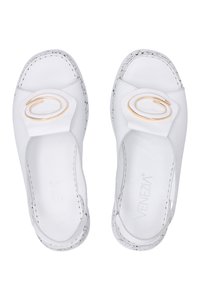Weiße Leder-Slipper mit rundem goldenen Akzent und strukturiertem Fußbett. Glatte Oberfläche mit offenem Design an der Vorderseite.