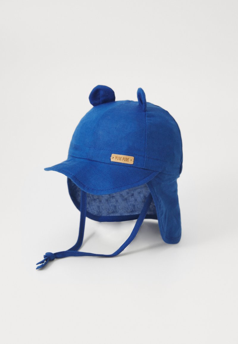 Boné azul com acentos em forma de orelhas, coroa arredondada, correias ajustáveis e uma aba rígida. Possui uma parte inferior texturizada e uma etiqueta de madeira.