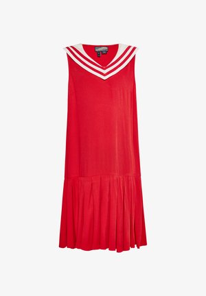 Piros ujjatlan ruha redőzött szoknyával, V-nyakkivágással, fehér csíkokkal a galléren. Simaszerű anyag, laza illeszkedéssel.