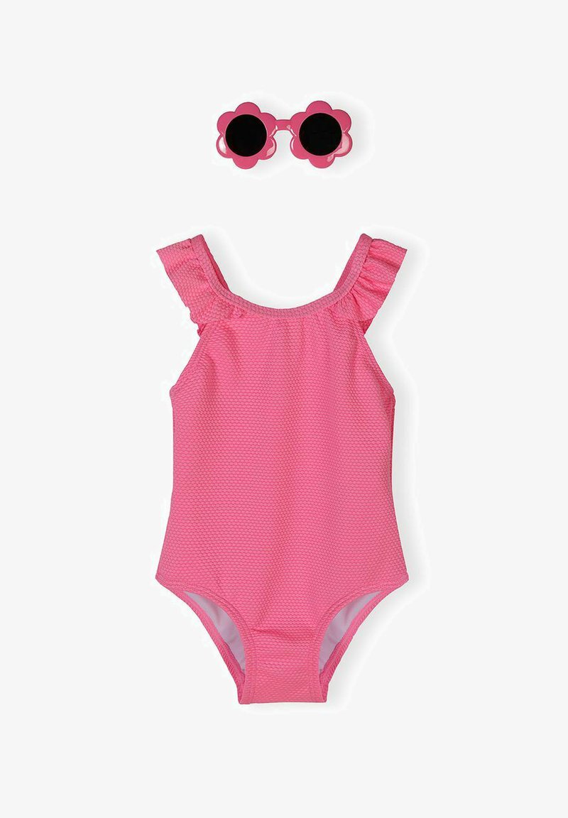 Maillot de bain une pièce texturé rose avec bretelles à volants et lunettes de soleil roses en forme de fleur avec verres noirs au-dessus.