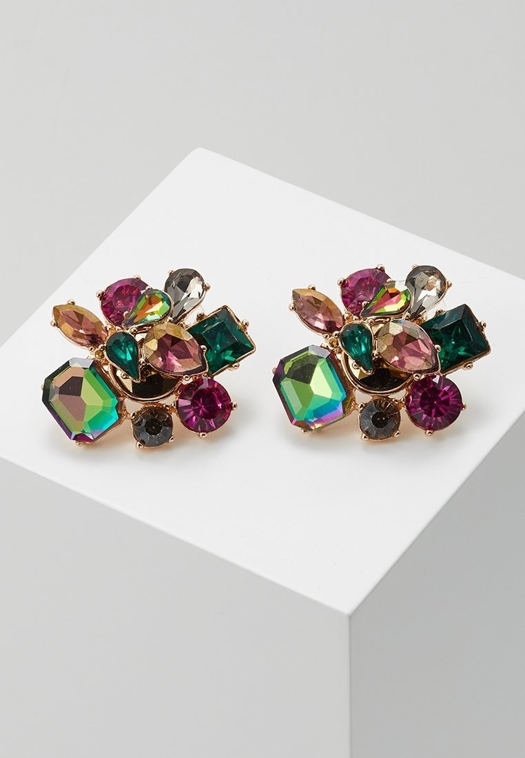 Paire de boucles d'oreilles ton or avec des pierres précieuses facettées multicolores de différentes formes, y compris goutte, ronde et rectangulaire.