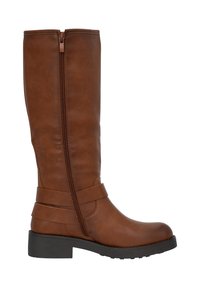 Bota de cuero sintético marrón, hasta la rodilla, con cremallera lateral, tacón bloque y detalle de cinta horizontal cerca del tobillo.