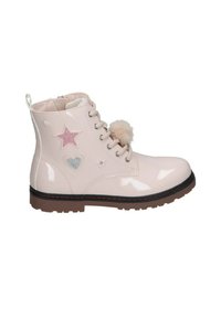 Botín de charol rosa con diseño de cordones, presenta estrellas y corazones brillantes. Acento de pompón suave en la lengüeta, suela de goma texturizada.