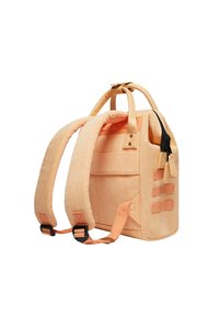 Zaino in corduroy color pesco, con doppie spalline e una maniglia superiore. Presenta una chiusura a zip, tre accenti orizzontali in corda e linee testurizzate.