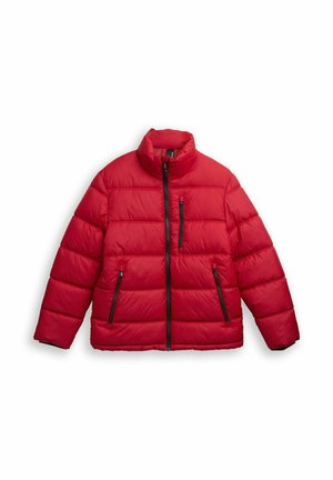 Červená prošívaná bunda s vysokým límcem, zipovým zapínáním a třemi kapsami na zip. Má horizontální prošívání a kontrastní černé zipy.