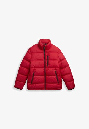 Veste rembourrée rouge avec col haut, fermeture éclair et trois poches zippées. Présente des coutures horizontales et des zips noirs contrastés.
