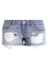 Pantalones cortos de mezclilla en azul claro con dobladillo deshilachado. Presentan grandes parches desgastados. Diseño clásico de cinco bolsillos y cierre con botón de metal.