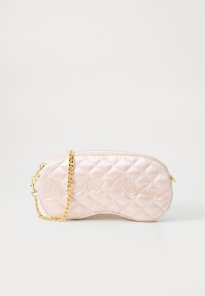 Borsa clutch in satin rosa trapuntato con tracolla in oro e dettaglio testuale "Non Disturbare". Forma rotonda con chiusura a zip e texture imbottita.