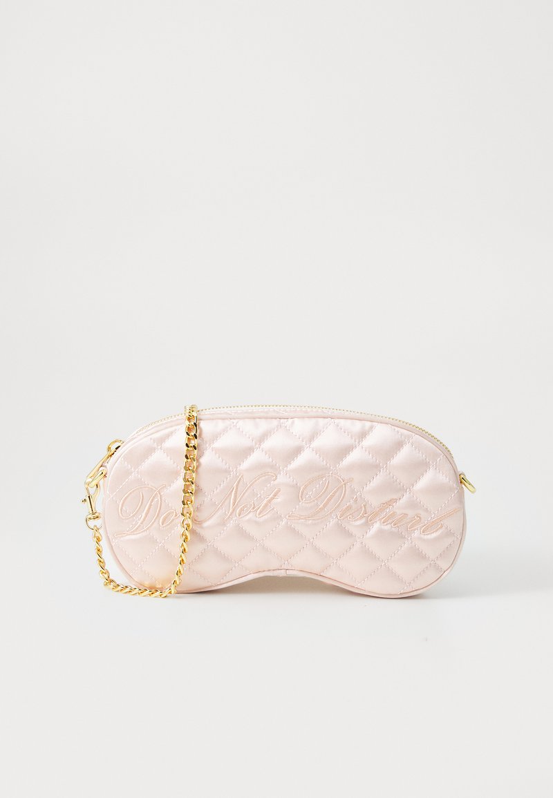 Padded roza satenska torbica na topli zlate verige in detaljem "Ne motite". Zaobljena oblika z zadrgo.