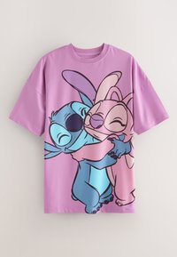 Chemise à manches courtes violette avec une grande impression colorée de deux personnages de dessin animé en train de se faire un câlin, un bleu et un rose.