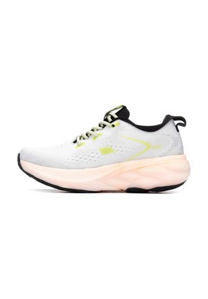 Zapatilla de running ligera con parte superior de malla blanca y detalles en negro, con cordones amarillos y una entresuela rosa con detalles texturizados.