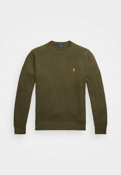 Maslinasto zeleno pleteno pulover s okroglo ovratnikom, rebrastimi manšeti in robom. Ima mali oranžni logo polo na prsih.