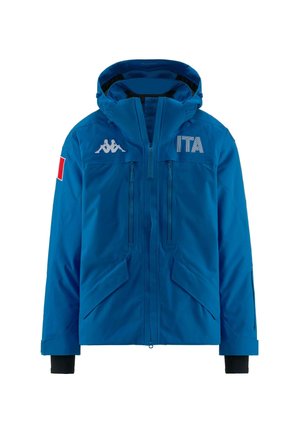 Giacca impermeabile blu con cappuccio, dotata di due tasche frontali con zip, logo Kappa e patch con la bandiera italiana sulla manica sinistra.