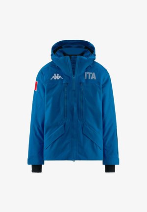 Giacca impermeabile blu con cappuccio, dotata di due tasche frontali con zip, logo Kappa e patch con la bandiera italiana sulla manica sinistra.