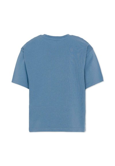 T-shirt bleu à manches courtes en coton doux. Présente un col rond et une texture lisse sans motifs ni accents visibles.
